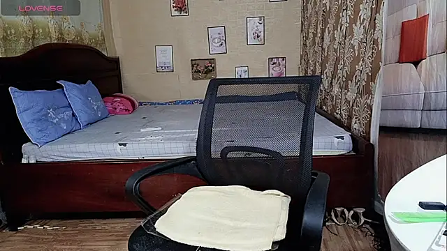 Snapshot of Lanian_99 chatting on 10-22-25, 10:59 Lanian 99 online show from 10-22-25, 10:59