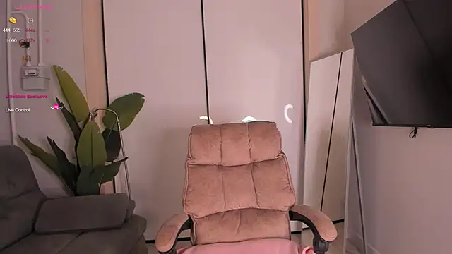 Snapshot of helen_ramsay chatting on 10-31-25, 03:35 helen ramsay online show from 10-31-25, 03:35