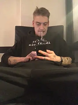 Snapshot of Simboxxx040 chatting on 12-19-24, 09:17 Simboxxx040 online show from 12-19-24, 09:17