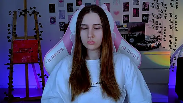 AliceCharmy online show from 10-18-25, 05:32