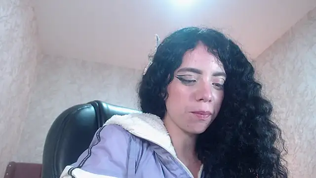 Snapshot of EmmaCowperr chatting on 01-12-25, 12:55 EmmaCowperr online show from 01-12-25, 12:55