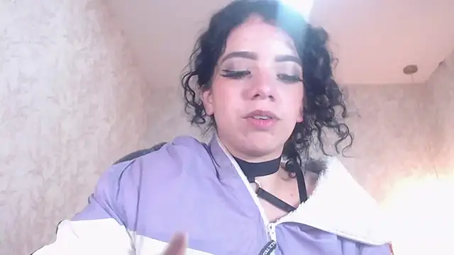 Snapshot of EmmaCowperr chatting on 01-13-25, 02:32 EmmaCowperr online show from 01-13-25, 02:32