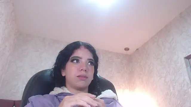 Snapshot of EmmaCowperr chatting on 01-14-25, 10:38 EmmaCowperr online show from 01-14-25, 10:38