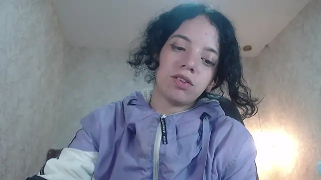 Snapshot of EmmaCowperr chatting on 01-16-25, 12:31 EmmaCowperr online show from 01-16-25, 12:31