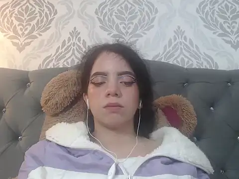 Snapshot of EmmaCowperr chatting on 03-17-25, 06:53 EmmaCowperr online show from 03-17-25, 06:53