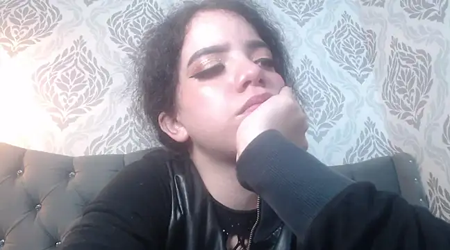 Snapshot of EmmaCowperr chatting on 03-18-25, 06:37 EmmaCowperr online show from 03-18-25, 06:37