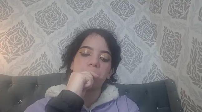 Snapshot of EmmaCowperr chatting on 03-21-25, 05:56 EmmaCowperr online show from 03-21-25, 05:56