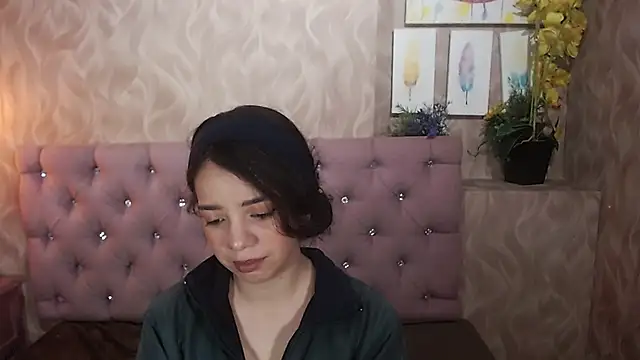 Snapshot of EmmaCowperr chatting on 01-15-26, 05:12 EmmaCowperr online show from 01-15-26, 05:12