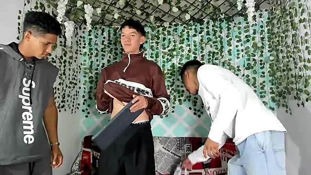 Snapshot of oliverhot2005 chatting on 02-22-25, 07:25 oliverhot2005 online show from 02-22-25, 07:25