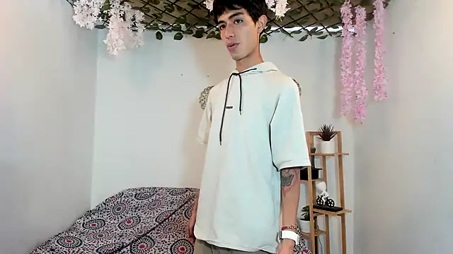 Snapshot of oliverhot2005 chatting on 09-13-25, 03:45 oliverhot2005 online show from 09-13-25, 03:45