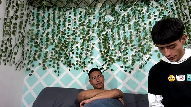 Snapshot of oliverhot2005 chatting on 10-12-25, 04:17 oliverhot2005 online show from 10-12-25, 04:17