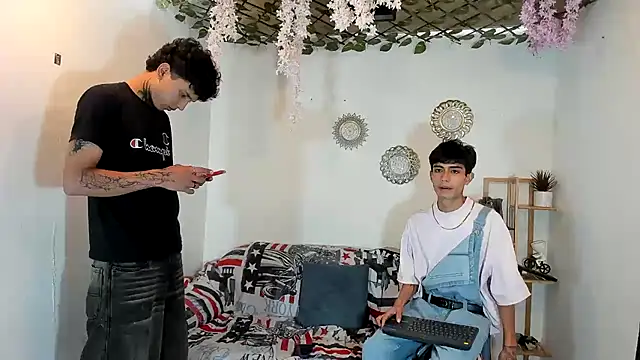 Snapshot of oliverhot2005 chatting on 11-10-25, 02:27 oliverhot2005 online show from 11-10-25, 02:27