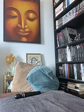 Snapshot of Luccreccia_ chatting on 10-20-25, 08:26 Luccreccia online show from 10-20-25, 08:26