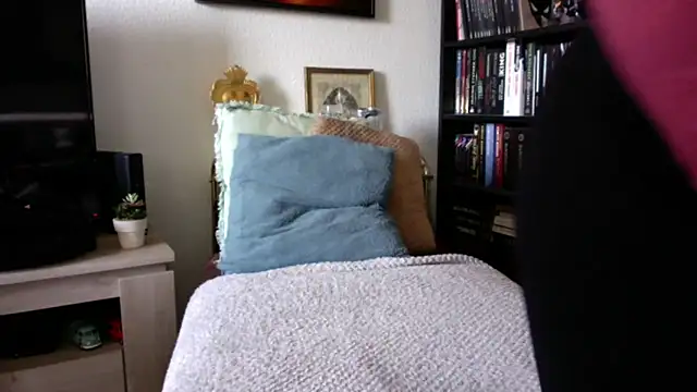 Snapshot of Luccreccia_ chatting on 10-23-25, 08:46 Luccreccia online show from 10-23-25, 08:46