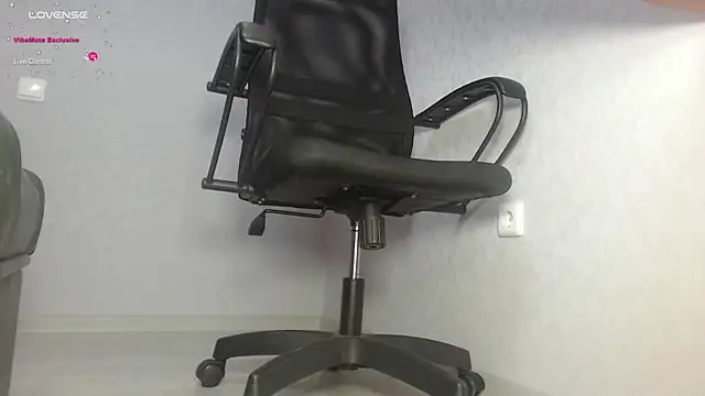 Snapshot of blondiana13 chatting on 03-04-25, 12:33 blondiana13 online show from 03-04-25, 12:33