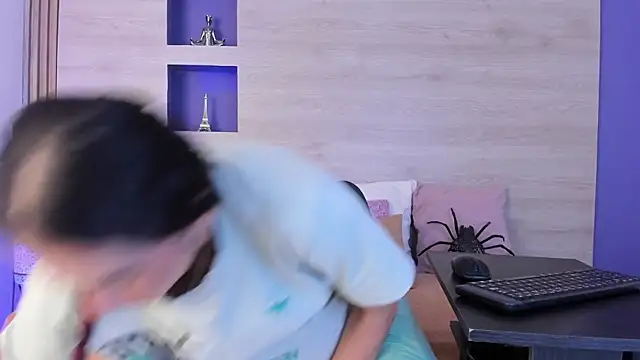 Snapshot of Dakotagloss chatting on 10-24-25, 10:06 Dakotagloss online show from 10-24-25, 10:06