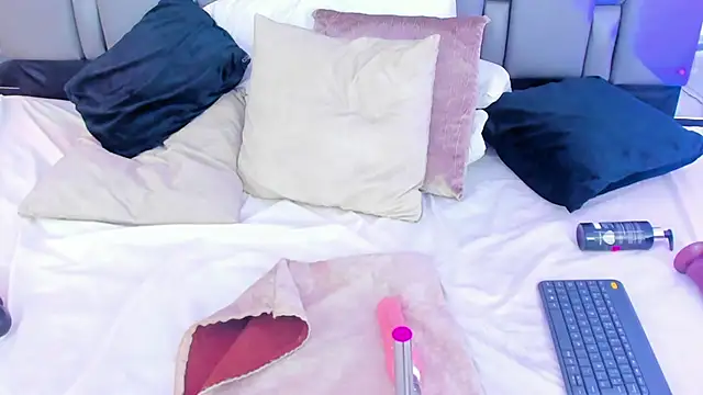 Emily Gil1 online show from 02-06-25, 07:51