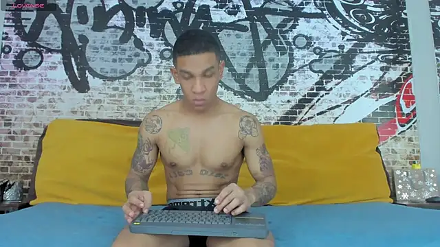 Snapshot of its_me_miley chatting on 03-05-25, 04:24 its me miley online show from 03-05-25, 04:24