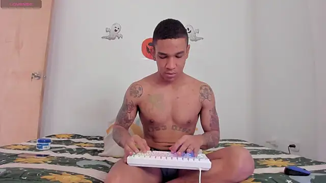 Snapshot of its_me_miley chatting on 10-31-25, 01:34 its me miley online show from 10-31-25, 01:34