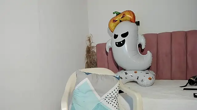 Snapshot of Tahira_21_ chatting on 10-31-25, 07:37 Tahira 21 online show from 10-31-25, 07:37