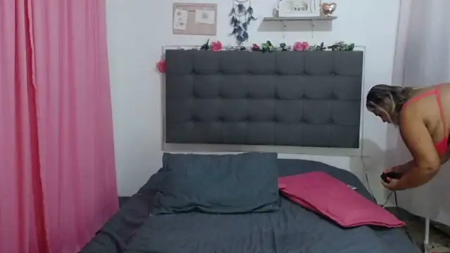 Snapshot of LenaDIaz chatting on 10-11-25, 11:58 LenaDIaz online show from 10-11-25, 11:58