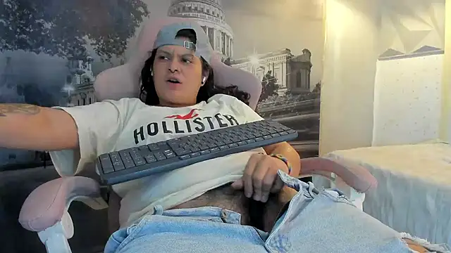 Snapshot of snowflake_xxx chatting on 10-26-25, 11:31 snowflake xxx online show from 10-26-25, 11:31