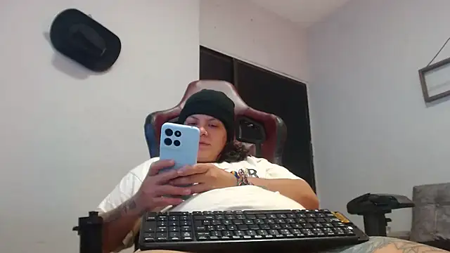 Snapshot of snowflake_xxx chatting on 10-28-25, 02:09 snowflake xxx online show from 10-28-25, 02:09