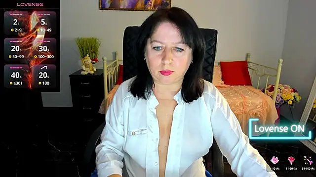 Snapshot of Julia_Dean chatting on 02-08-25, 04:25 Julia Dean online show from 02-08-25, 04:25