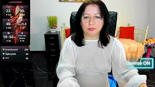 Snapshot of Julia_Dean chatting on 03-04-25, 01:17 Julia Dean online show from 03-04-25, 01:17