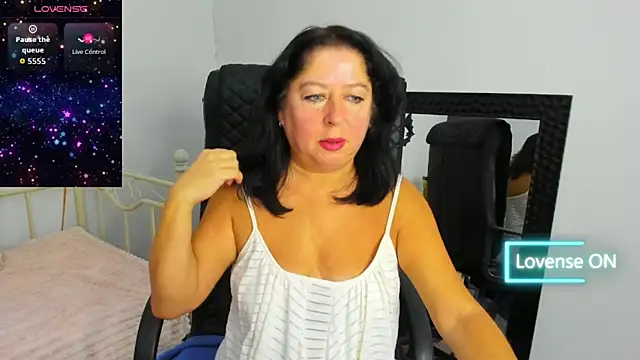 Snapshot of Julia_Dean chatting on 11-15-25, 12:56 Julia Dean online show from 11-15-25, 12:56