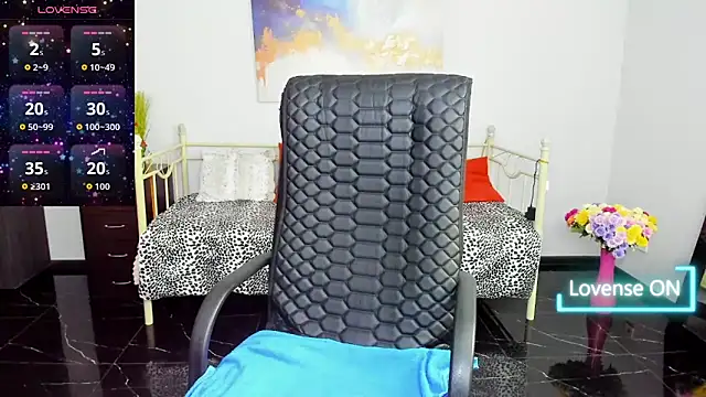 Snapshot of Julia_Dean chatting on 11-28-25, 01:14 Julia Dean online show from 11-28-25, 01:14