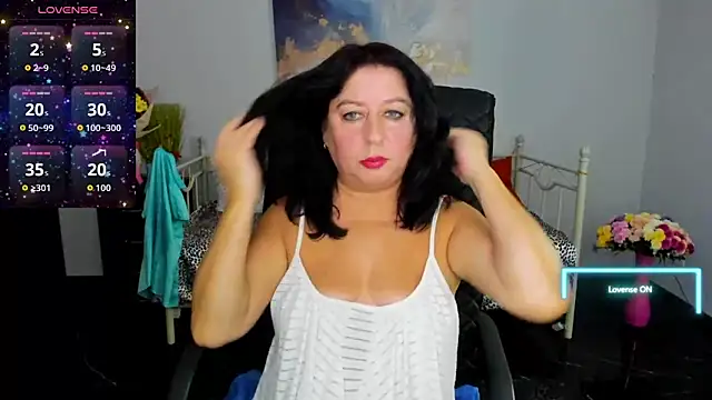 Snapshot of Julia_Dean chatting on 12-04-25, 01:20 Julia Dean online show from 12-04-25, 01:20