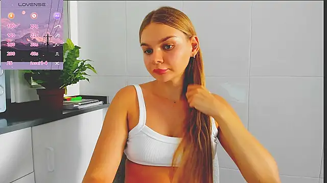 Snapshot of Molly_sweetie chatting on 07-14-26, 01:50 Molly sweetie online show from 07-14-26, 01:50