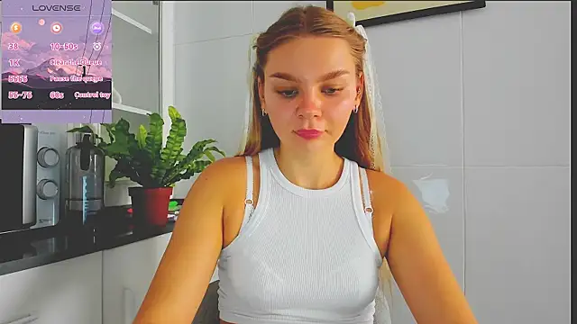 Snapshot of Molly_sweetie chatting on 07-17-26, 06:42 Molly sweetie online show from 07-17-26, 06:42