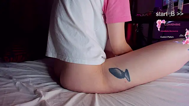 Snapshot of HunnyWifey chatting on 10-09-25, 03:48 HunnyWifey online show from 10-09-25, 03:48