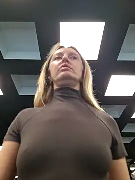 Miss    Mia  online show from 12-17-25, 09:37