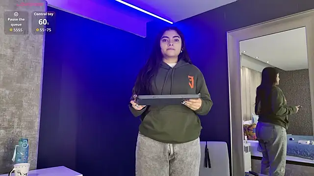 Snapshot of GiselOrtiz chatting on 10-09-25, 10:13 GiselOrtiz online show from 10-09-25, 10:13