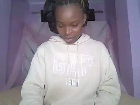 Snapshot of Pretty-queen123 chatting on 09-13-25, 02:06 Pretty-queen123 online show from 09-13-25, 02:06