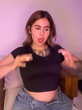 Snapshot of ValerieHilton chatting on 01-06-25, 11:52 ValerieHilton online show from 01-06-25, 11:52