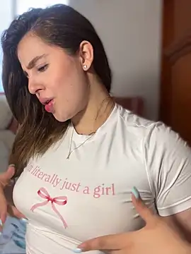 Snapshot of ValerieHilton chatting on 03-13-25, 10:32 ValerieHilton online show from 03-13-25, 10:32