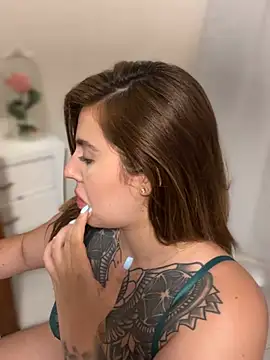 Snapshot of ValerieHilton chatting on 03-20-25, 01:02 ValerieHilton online show from 03-20-25, 01:02