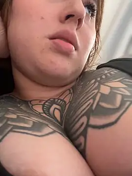 Snapshot of ValerieHilton chatting on 09-29-25, 10:03 ValerieHilton online show from 09-29-25, 10:03