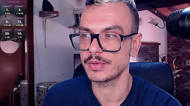 Snapshot of cek_186 chatting on 11-04-25, 10:14 cek 186 online show from 11-04-25, 10:14