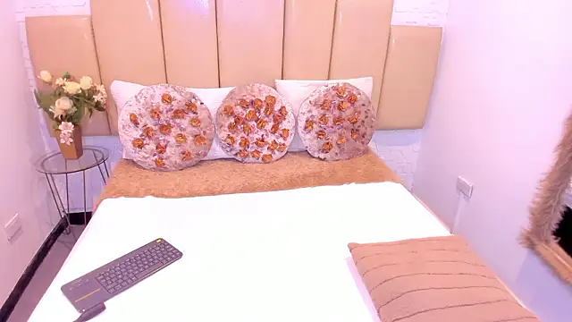 Miia Thompsonn online show from 03-22-26, 02:31