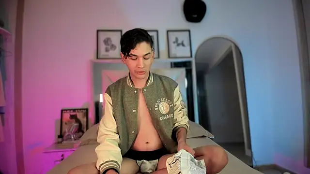 Snapshot of Adriien19 chatting on 12-03-25, 11:36 Adriien19 online show from 12-03-25, 11:36