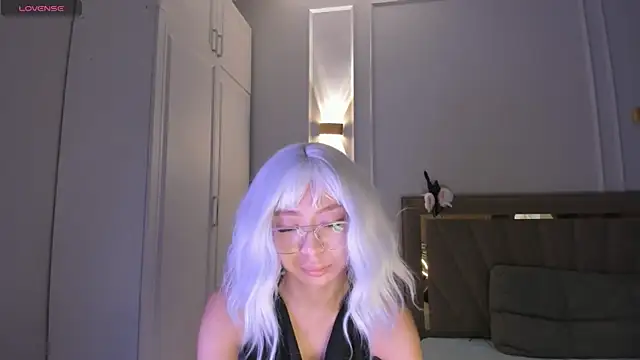 Snapshot of heemia chatting on 12-19-24, 04:13 heemia online show from 12-19-24, 04:13