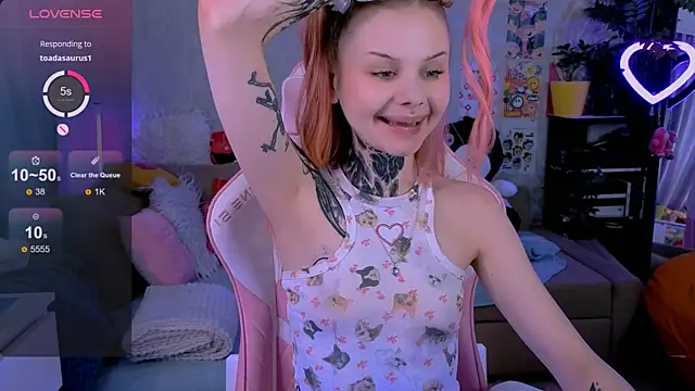 Snapshot of Britney_Lynch chatting on 09-26-25, 08:13 Britney Lynch online show from 09-26-25, 08:13