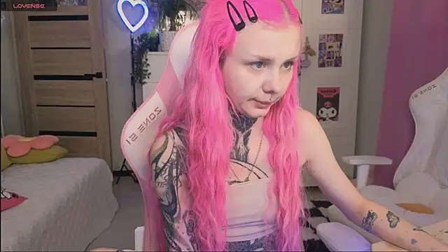 Snapshot of Britney_Lynch chatting on 10-17-25, 12:01 Britney Lynch online show from 10-17-25, 12:01