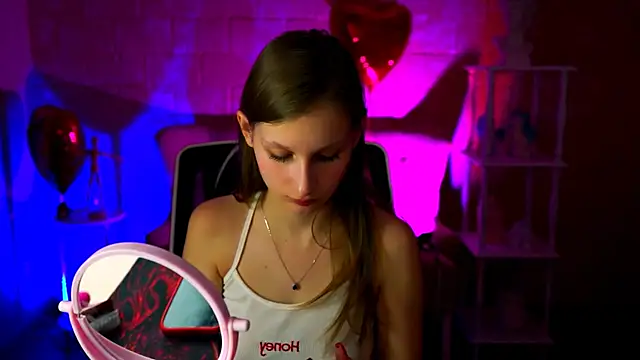 Snapshot of EllaHorton chatting on 03-05-25, 12:33 EllaHorton online show from 03-05-25, 12:33