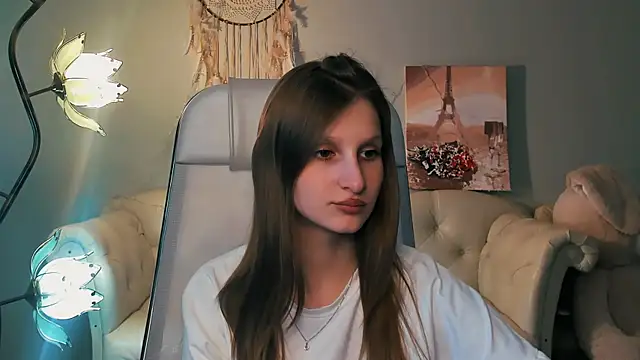 Snapshot of EllaHorton chatting on 03-18-25, 12:47 EllaHorton online show from 03-18-25, 12:47